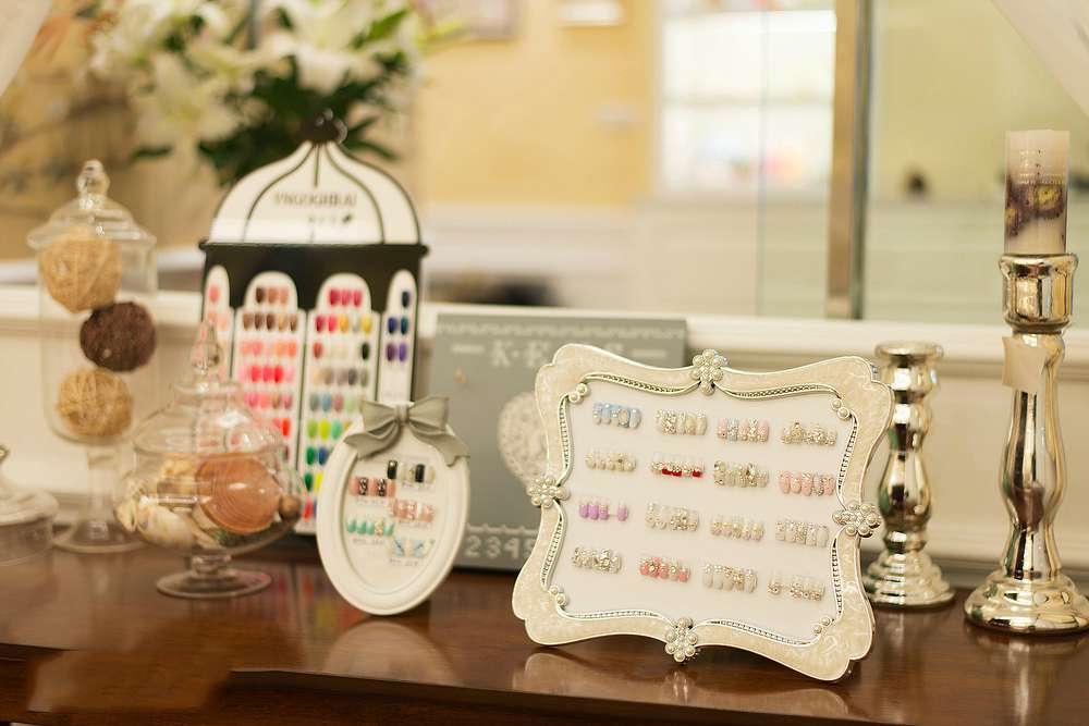 130平米美甲沙龍店裝修設(shè)計效果圖