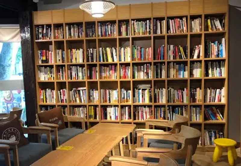 在快節奏的現代生活中,書店不僅是售賣書籍的場所,更是人們心靈棲息的港灣。對于鄭州的書店而言,如何通過裝修設計營造濃郁的書香氛圍,打造舒適宜人的閱讀區,成為吸引讀者、提升競爭力的關鍵。接下來,就從多個維度為你解析鄭州書店營造書香氛圍與舒適閱讀區的設計方案。 1、整體布局規劃:打造流暢閱讀動線 合理的整體布局是營造良好閱讀體驗的基礎。鄭州書店在設計時,可采用開放式與半開放式相結合的布局。將暢銷書、熱門書籍放置在入口顯眼位置,吸引讀者目光;按照文學、社科、兒童等不同類別劃分書籍陳列區域,每個區域設置清晰的指示牌。同時,在各個區域間留出寬敞的通道,避免擁擠雜亂,形成流暢的閱讀動線。此外,可設置獨立的文創產品區、咖啡休閑區,與書籍陳列區相互呼應,既豐富書店業態,又能引導讀者自然穿梭于不同空間,延長停留時間。 2、色彩與燈光設計:烘托靜謐書香氛圍 色彩和燈光對書店氛圍的營造起著至關重要的作用。在色彩選擇上,應以沉穩、寧靜的色調為主,墻面可選用米白色、淺灰色等淡雅色彩,搭配木質書架的暖棕色,營造出溫馨而不失莊重的氛圍。燈光設計則需兼顧功能性與氛圍營造,采用柔和的暖光作為基礎照明,均勻照亮整個書店空間;在書架區域設置局部射燈,突出書籍陳列,方便讀者查找;閱讀區的燈光要更加柔和,可使用臺燈、落地燈等,避免強光直射,為讀者打造靜謐舒適的閱讀環境,讓讀者沉浸在書香之中。 3、閱讀區細節設計:提升舒適閱讀體驗 舒適的閱讀區是書店留住讀者的核心。閱讀區的座椅選擇至關重要,應采用符合人體工程學的沙發、靠椅,搭配柔軟的坐墊和靠枕,確保讀者長時間閱讀不易產生疲勞感。閱讀桌椅的高度要合理搭配,桌面寬敞,方便讀者放置書籍和飲品。同時,在閱讀區設置充足的電源插座和 USB 接口,滿足讀者電子設備充電需求。此外,閱讀區的隔音設計也不容忽視,可采用吸音材料裝飾墻面和天花板,減少外界噪音干擾,為讀者提供安靜的閱讀空間。 4、文化元素融入:強化書店獨特氣質 融入豐富的文化元素能讓書店更具辨識度和吸引力。鄭州有著深厚的歷史文化底蘊,書店可將本地文化特色融入裝修設計中。例如,在墻面裝飾上展示鄭州的歷史建筑、文化名人等圖片或繪畫;設置本土文化書籍專區,陳列與鄭州相關的歷史、民俗、藝術等書籍;還可定期舉辦與鄭州文化相關的講座、讀書分享會等活動,讓書店成為傳播本土文化的平臺。此外,通過擺放藝術擺件、懸掛書法作品等方式,提升書店的文化品味,強化其獨特氣質,讓讀者在閱讀之余,也能感受到文化的熏陶。 鄭州書店通過科學的整體布局規劃、巧妙的色彩燈光設計、貼心的閱讀區細節處理以及豐富的文化元素融入,能夠成功營造出濃厚的書香氛圍與舒適的閱讀區。這樣的設計不僅能滿足讀者對高品質閱讀環境的需求,還能讓書店成為城市文化的重要載體,吸引更多讀者走進書店,享受閱讀的樂趣,為鄭州的文化建設與發展貢獻力量。